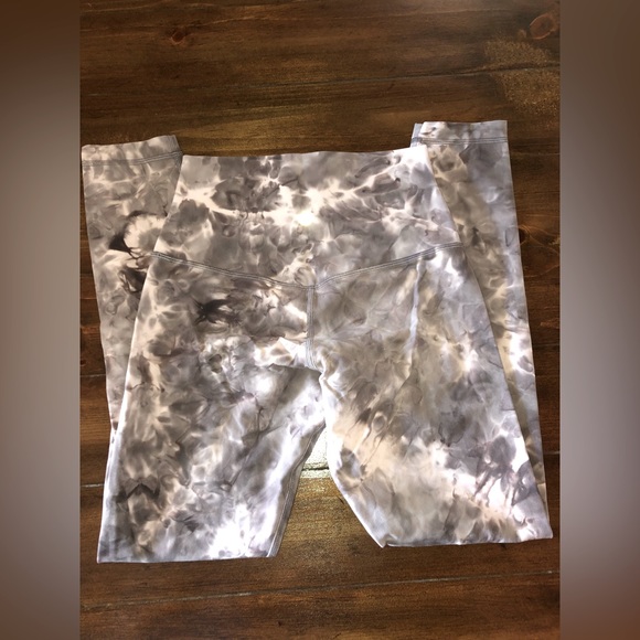 Lululemon 25' Align Leggings🖤 - Picture 3 of 6